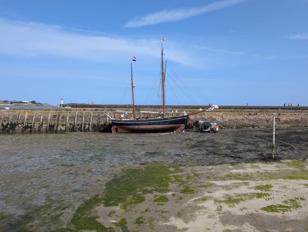 Dutch vessel progressing repairs at low tide